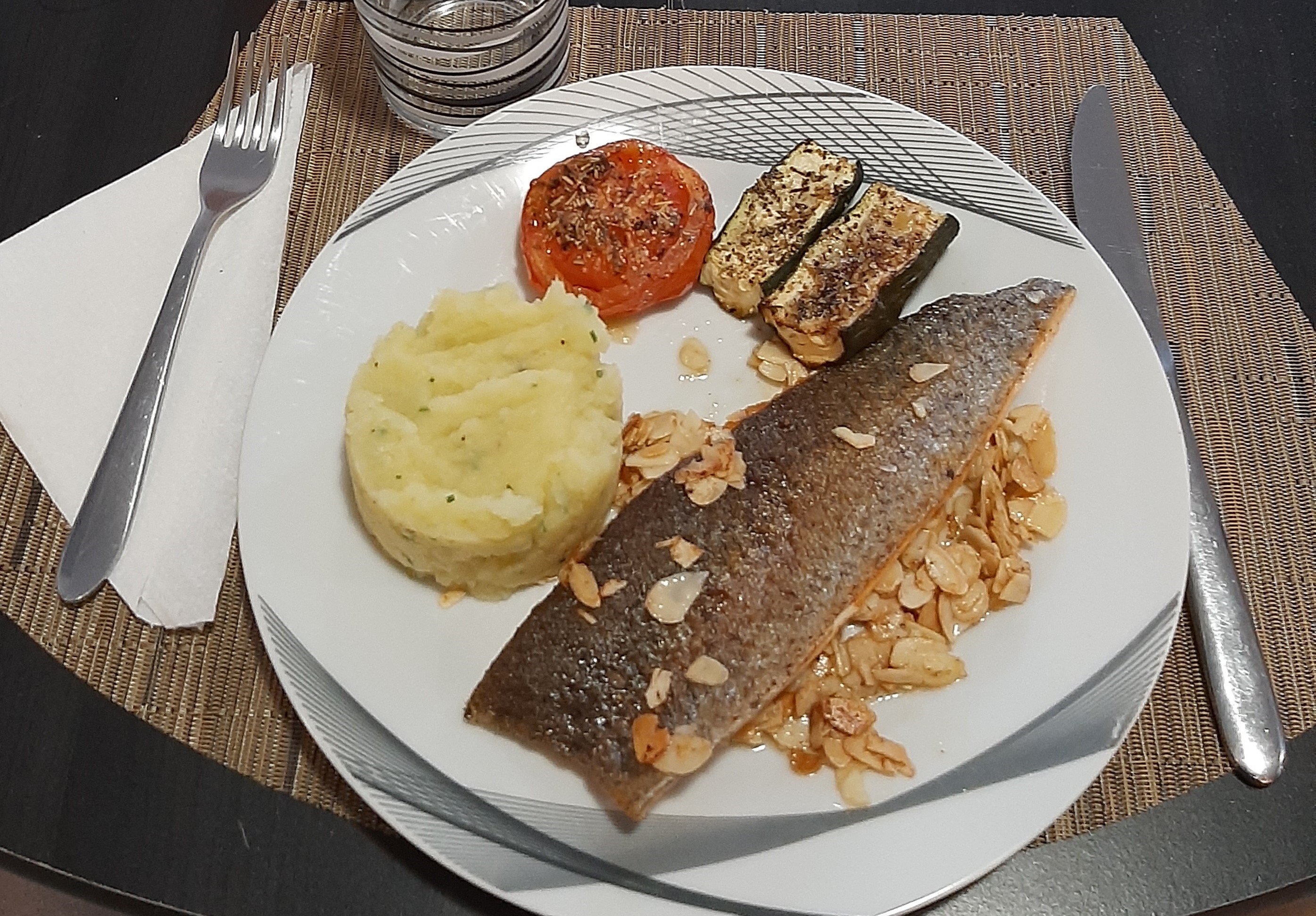 Truite aux Amandes et Courgettes avec Tomates au Four - Recette Healthy